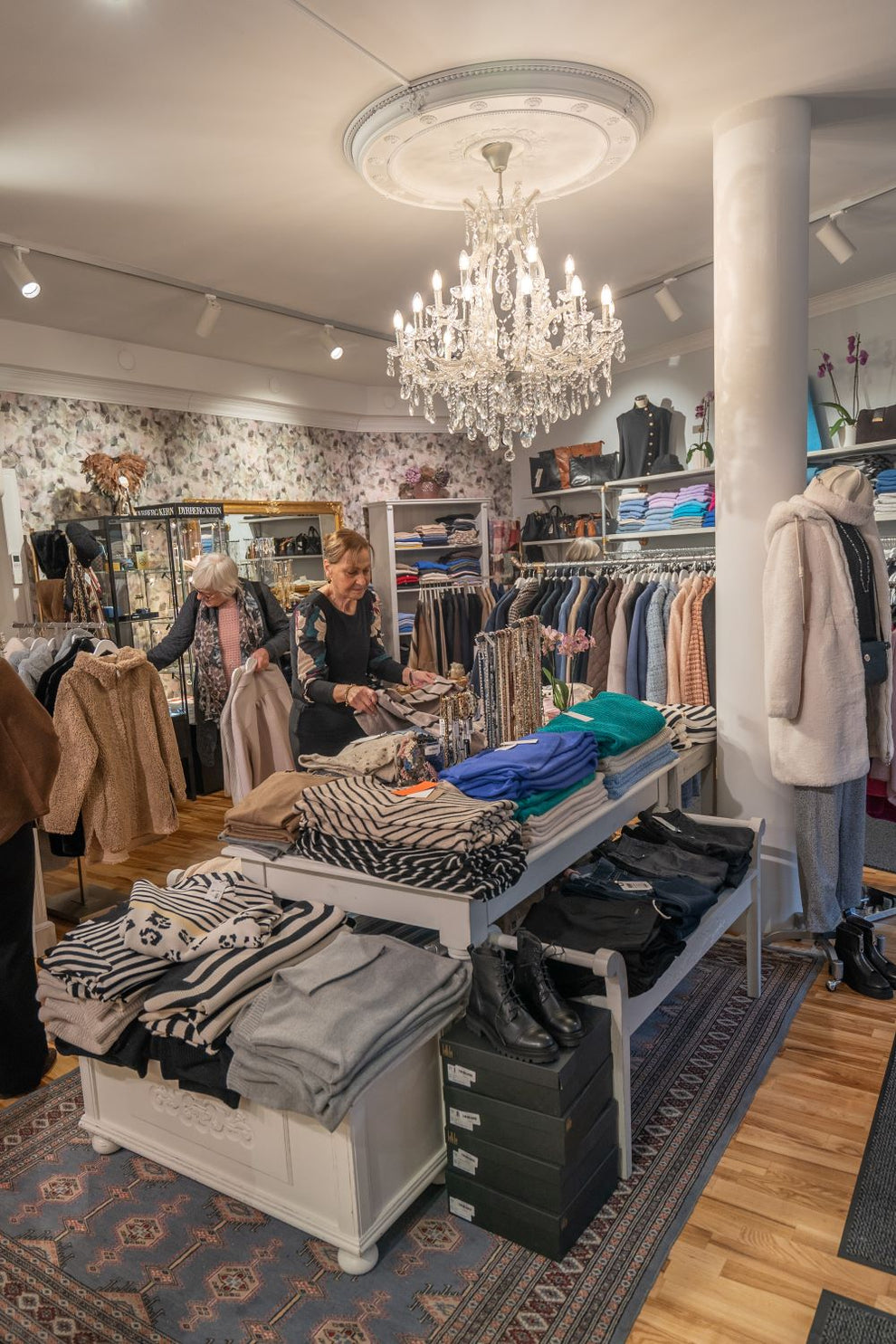 Besök vår dambutik i Stockholm eller handla online.