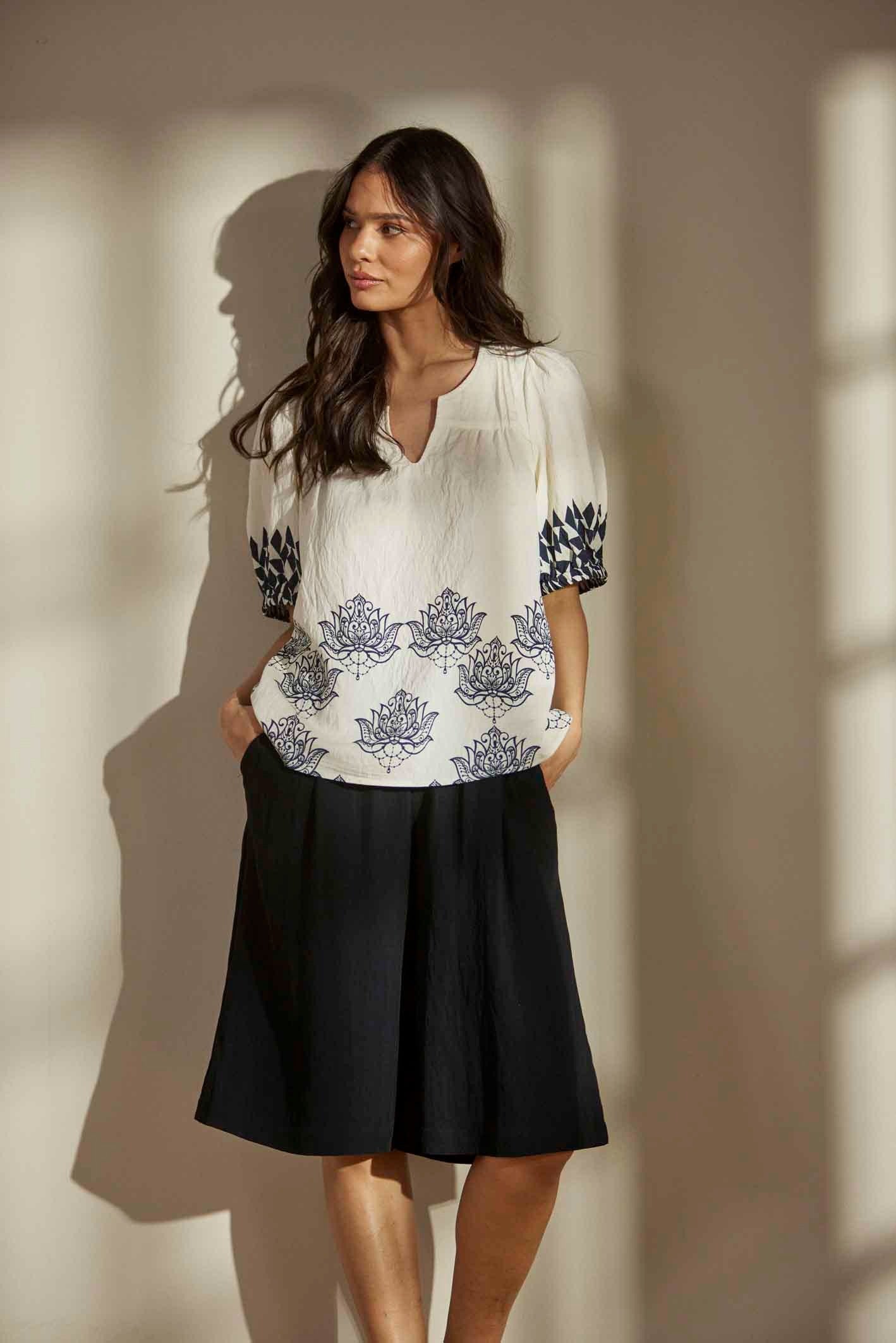 In Front Blus Lotus Marin