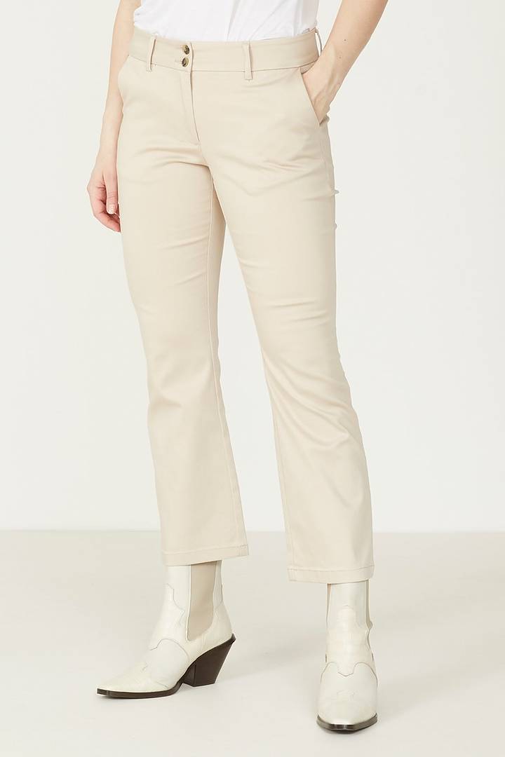 Chino byxa i bootcut från Isay.
Byxan är gjord av BCI-bomull i en stretchig och mjuk kvalitet. Byxan har snedställda sidof...
