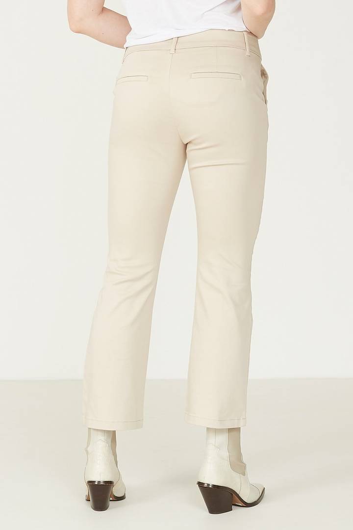 Chino byxa i bootcut från Isay.
Byxan är gjord av BCI-bomull i en stretchig och mjuk kvalitet. Byxan har snedställda sidof...