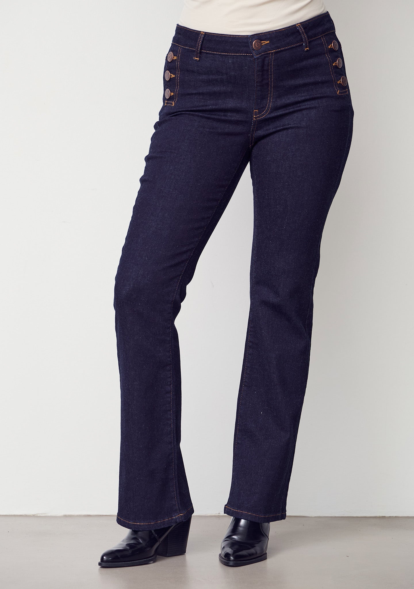 I SAY Como Flare Jeans med Knappdetaljer Otvättad Denim