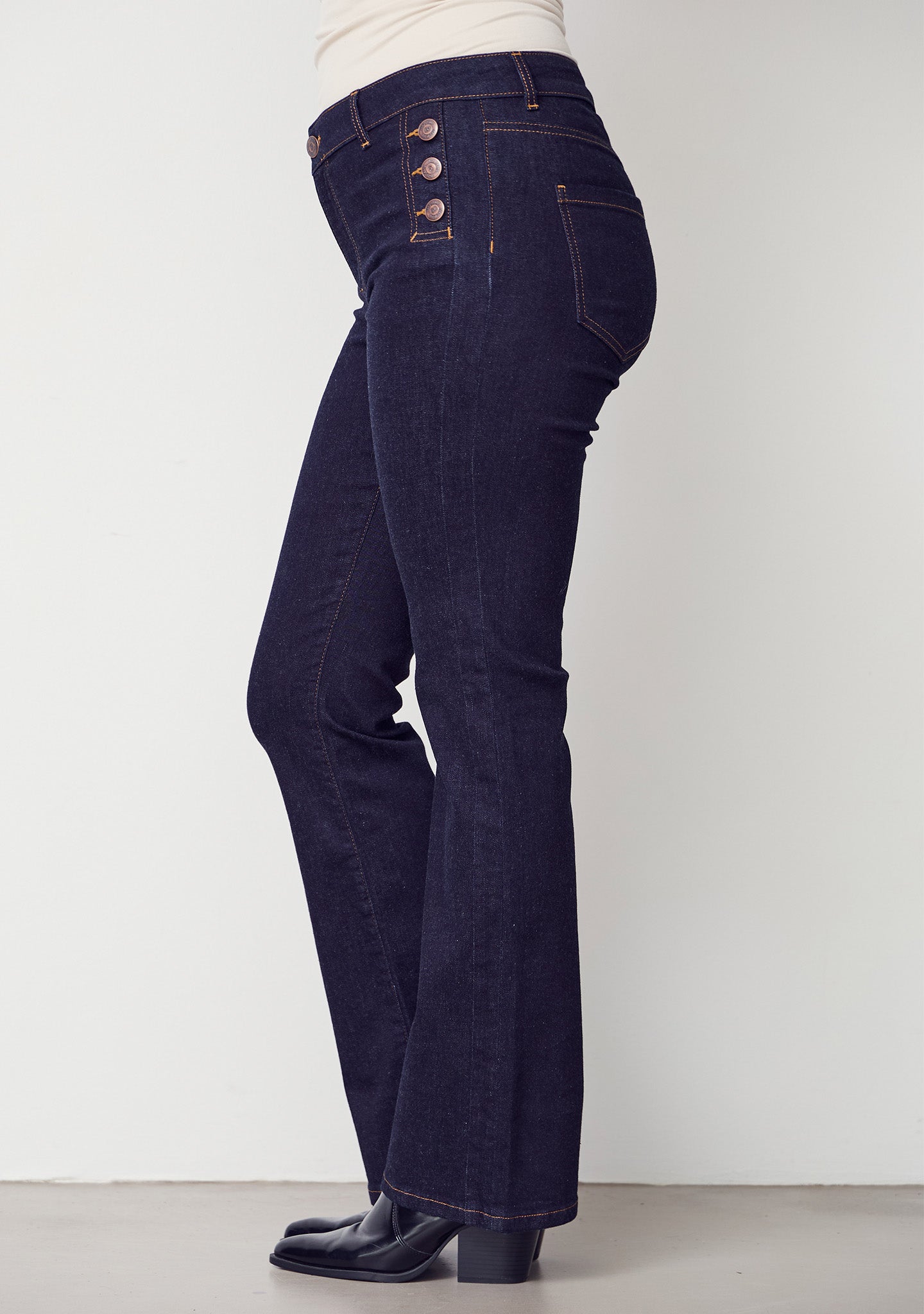 I SAY Como Flare Jeans med Knappdetaljer Otvättad Denim
