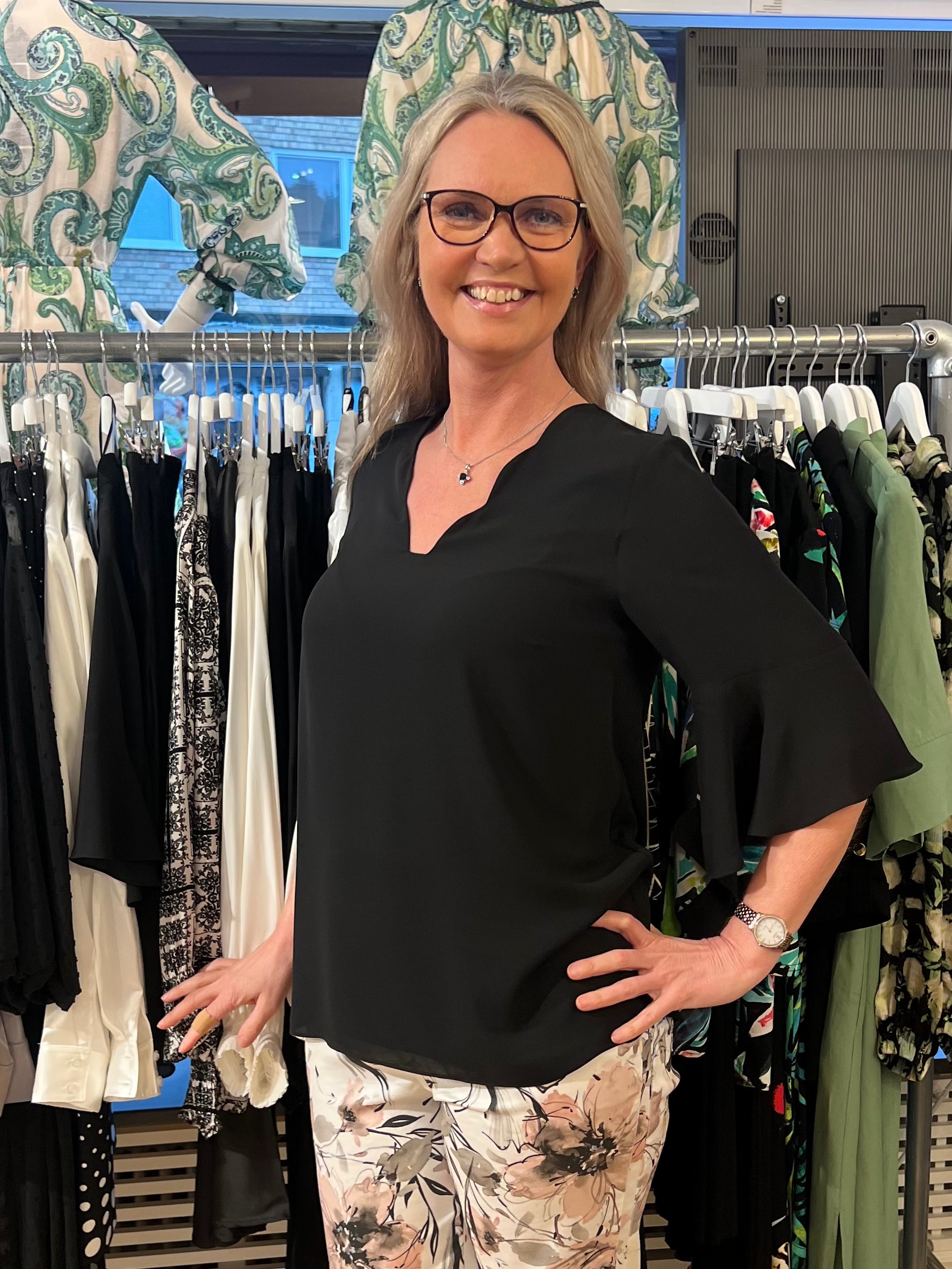 Eleria Cortes Blus Svart V-ringad