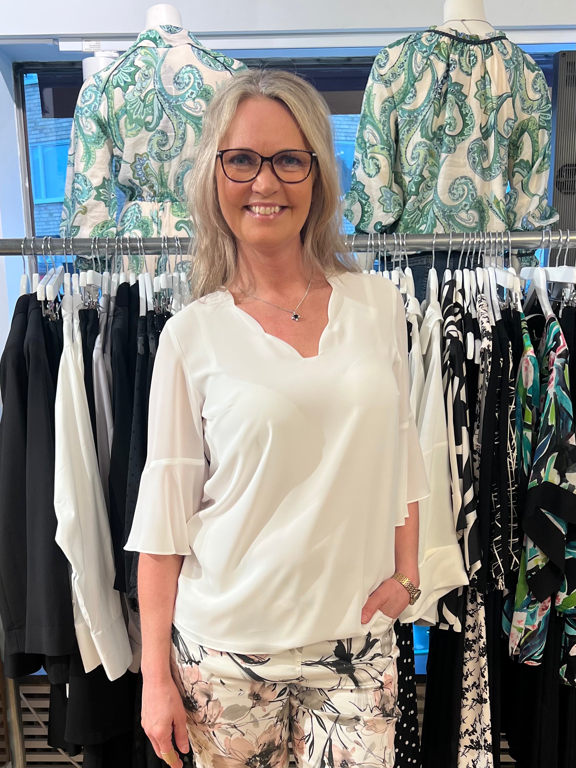 Eleria Cortes Blus Off White V-ringad