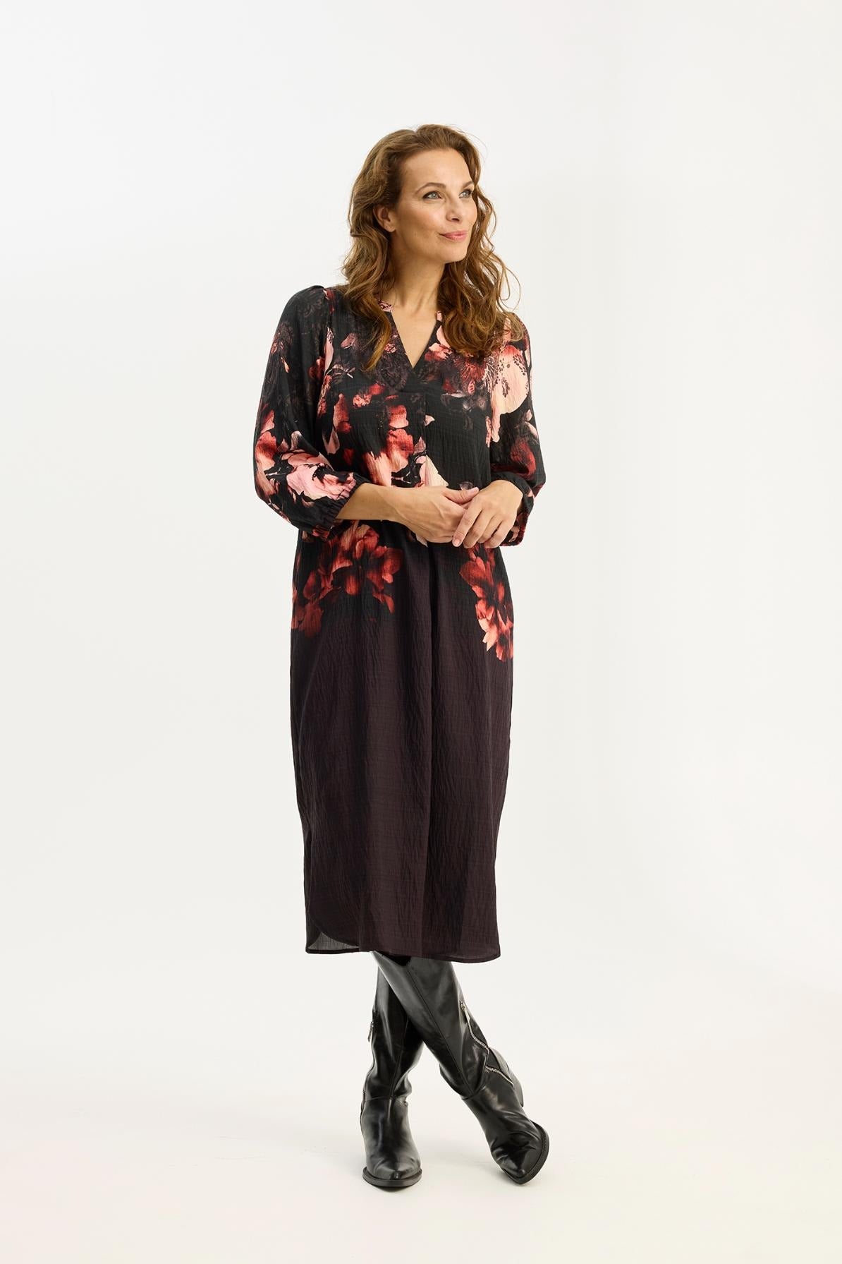 IN FRONT Blommig Klänning Astrid Vinröd