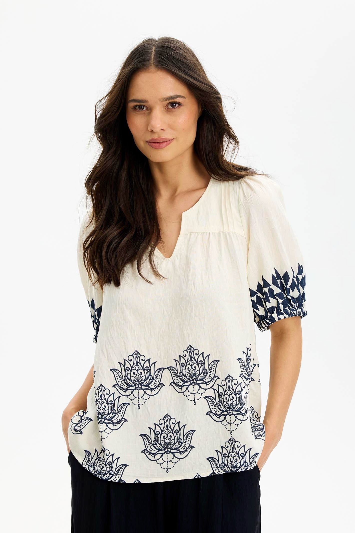 In Front Blus Lotus Marin