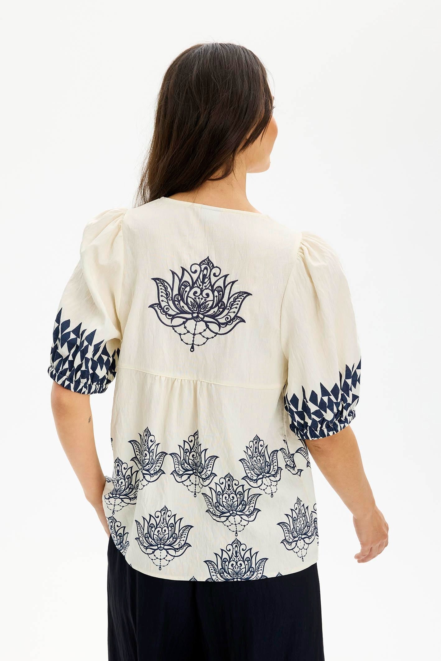 In Front Blus Lotus Marin