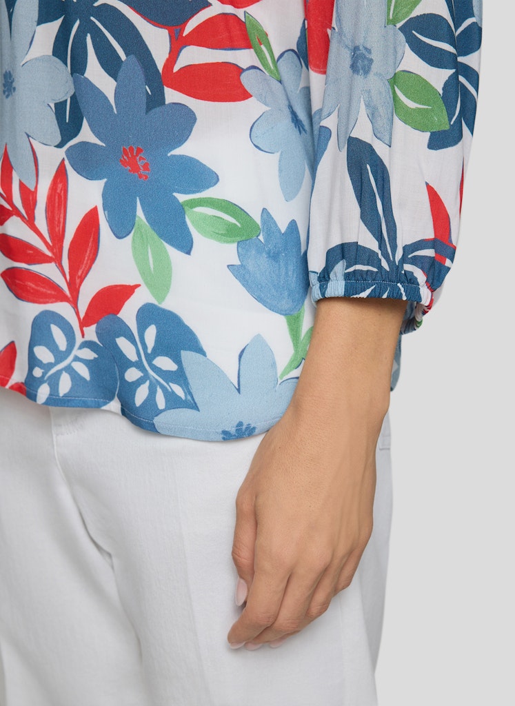 Rabe Blommönstrad Blus med Rynkad Halsringning och Trekvartsärm