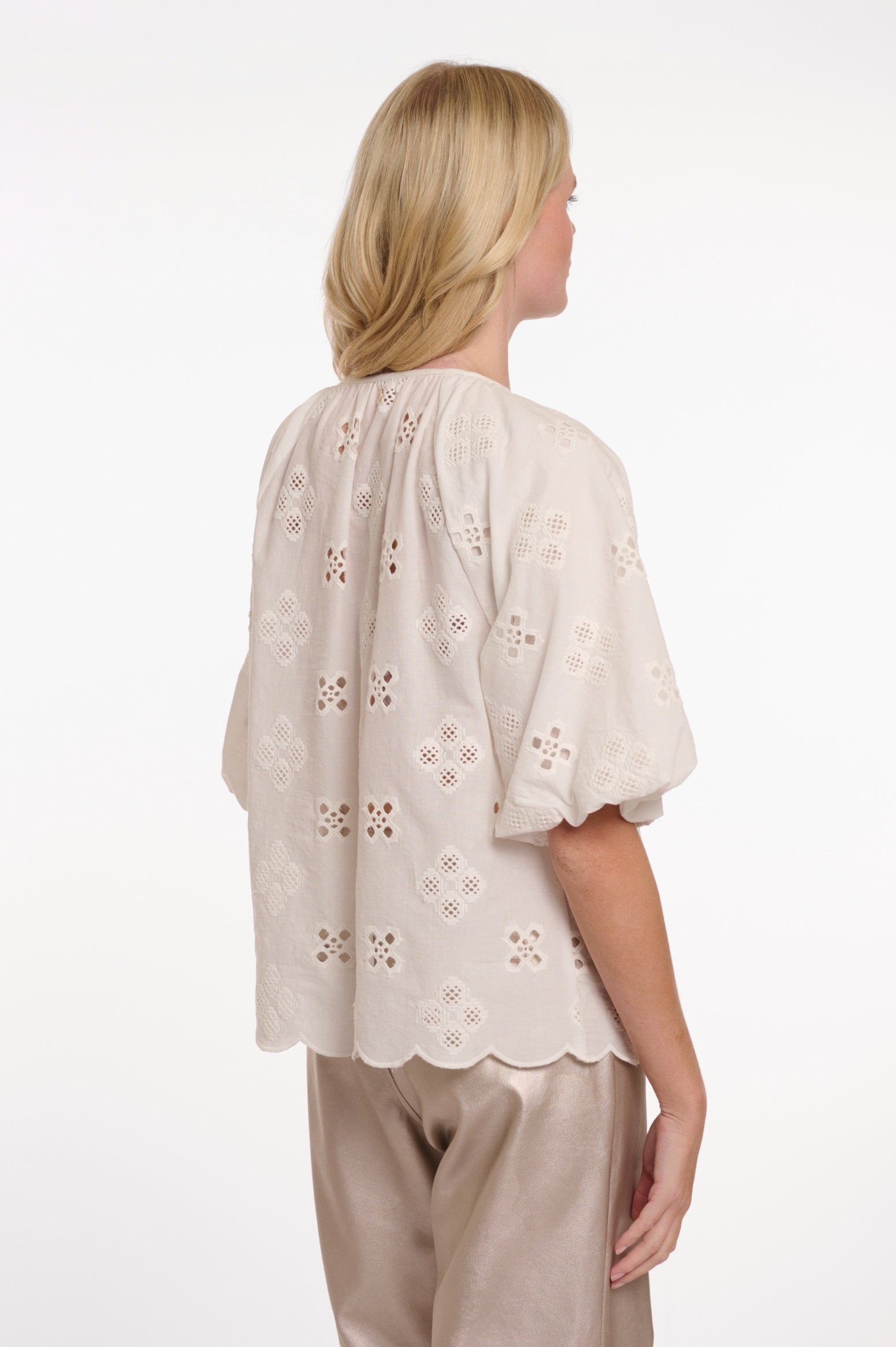 Rino & Pelle Josephine Broderad Blus med Ballongärm Vit