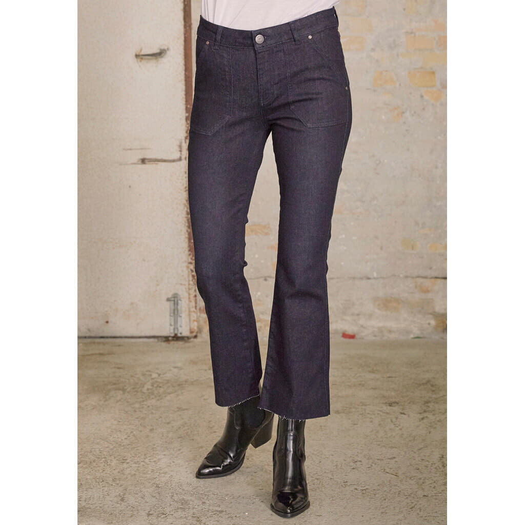 Bootcut byxor från ISAY i denim. Gjorda av BCI bomull med fickor fram och bak. Ankellängd med utställda ben och rå kant. 
 ...