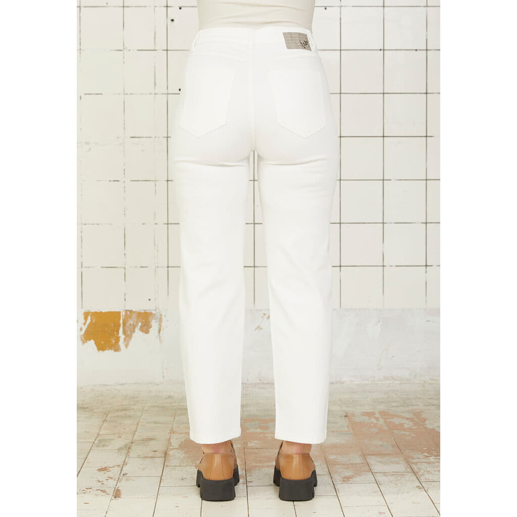 Classic pants you’ll keep coming back to! The pants are high waist with back pockets and zip closure at the front. They ar...