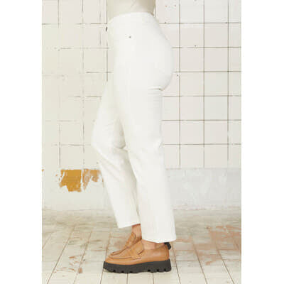 Classic pants you’ll keep coming back to! The pants are high waist with back pockets and zip closure at the front. They ar...