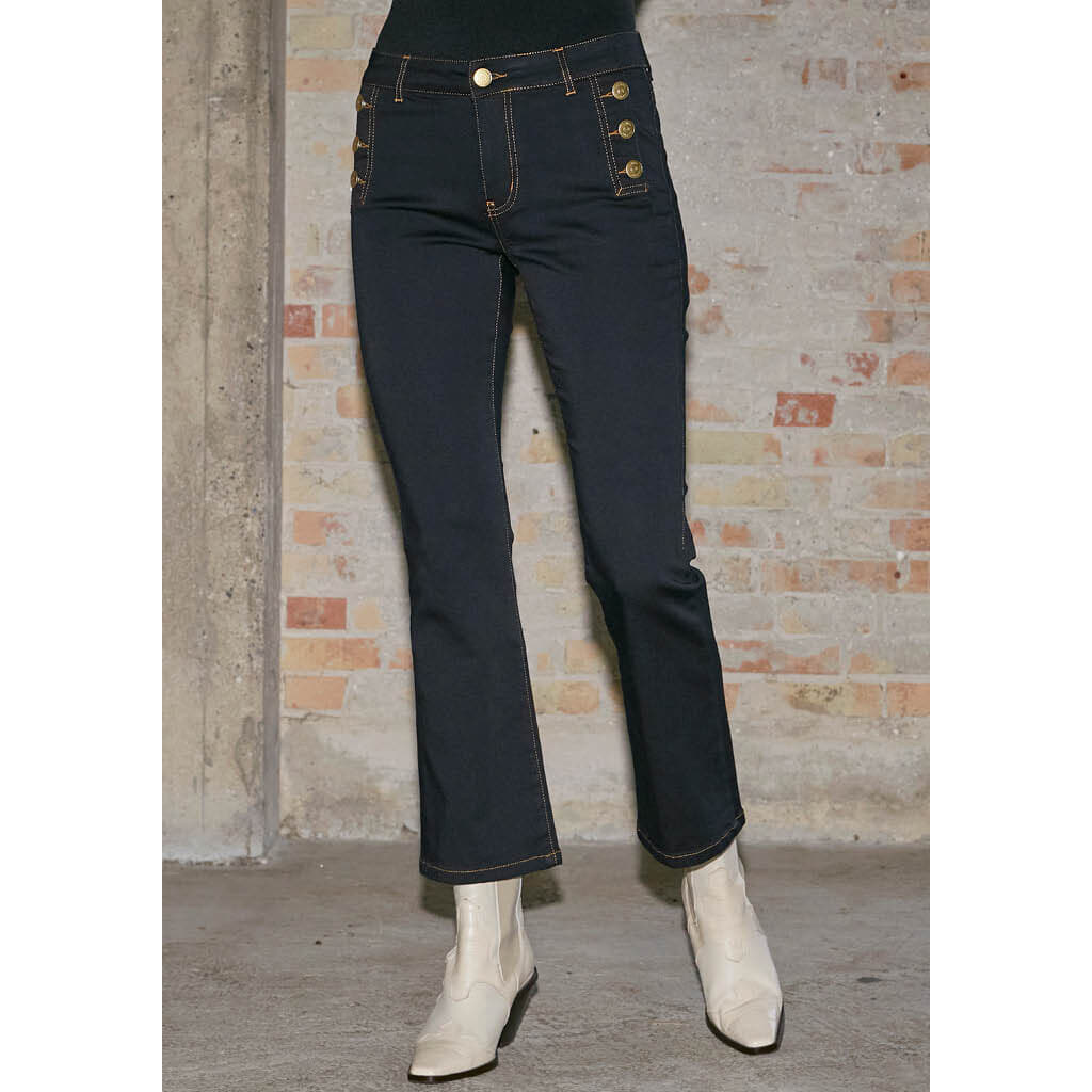 Our Lido Button Jeans are the ultimate wardrobe winner with their unique features. We love the mid-rise waist, the super t...