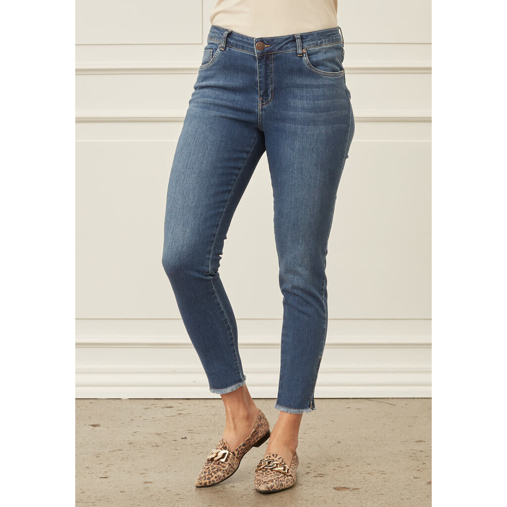 Sköna Jeans i stretching bomull från ISAY.
 De har medelhög midja, fickor på var sida, bälteshällor och vanlig dragkedja. C...