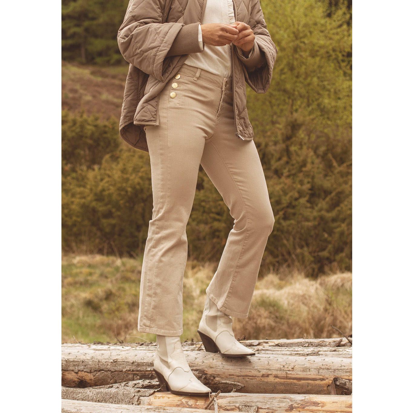 Tuff bootcut byxa från ISAY.
 Byxan har en skön passform, och är i stretching BCI bomull, de har utställda byxben, normalhö...