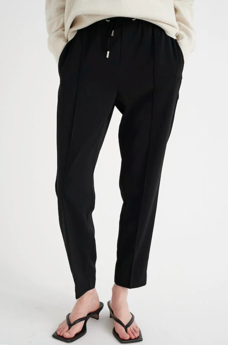 Snygga byxor från Inwear.
 Tunna och lätta skräddade byxor med elastiskt band i midjan.
 60% Polyester (Recycled),37% Polyes...